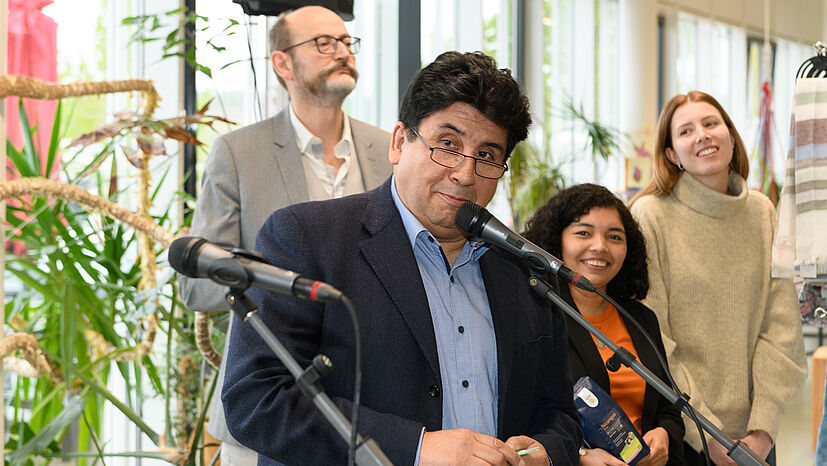 Jorge Inostroza (Leitung Vertrieb Weltläden und Weltgruppen) bei seiner Begrüßung. Im Hintergrund (v.l.n.r.): GEPA-Geschäftsführer Peter Schaumberger und die beiden Auszubildenden Karla Mendez und Alina Klemp