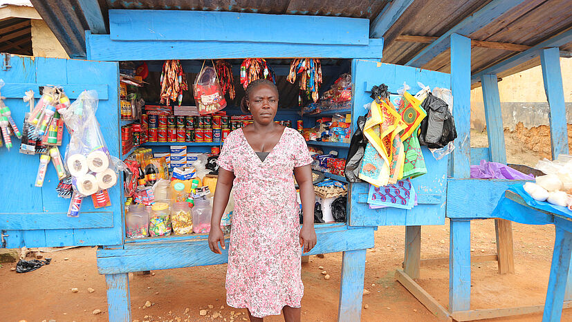 „Ich verkaufe an Serendipalm, weil ich weiß, dass ich von ihnen nicht betrogen werde und ich pünktlich mein Geld bekomme. Außerdem werden die Früchte gewogen, nicht nur abgeschätzt“, sagt Cynthia Mtiriwaa. Neben ihrer Arbeit auf der Farm betreibt sie noch einen kleinen Kiosk in der Dorfgemeinschaft.