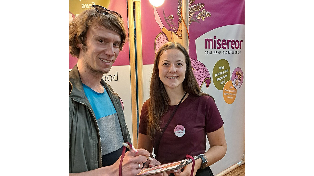 Online-Redakteur*innen unter sich: Sebastian Martin (GEPA) mit Julia Stollenwerk von unserem Gesellschafter Misereor.