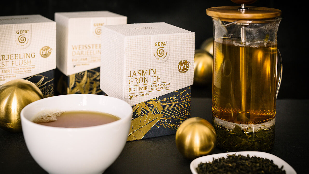 Die Verpackungen für unsere Tee-Raritäten sind handgefertigt - sie stammen aus der Papiermanufaktur von Mahima Mehra in Indien.