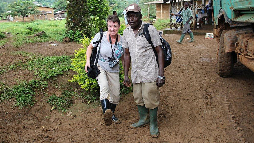 Zeigt her eure Schuh’: Filmautorin Anne Welsing in Kamerun mit Mr. Paul, Mitglied des Vorstands von KONAFCOOP.