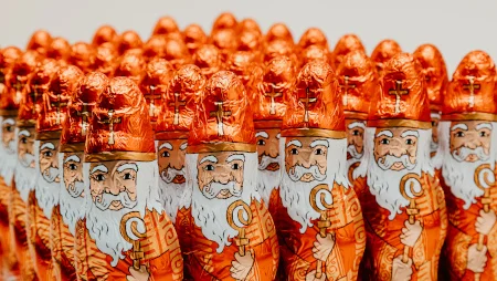 Nahaufnahme von vielen verpackten GEPA-Schokonikol&auml;usen