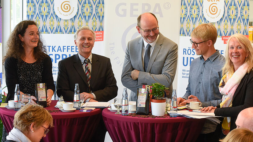 Blick aufs Podium - v.l.: Franziska Bringe v. l.: Matthias Kroth, Kaufmännischer Geschäftsführer, Franziska Bringe, Einkaufsmanagerin Kaffee, Tobias Mehrländer, Sortimentsmanager Kaffee, Peter Schaumberger, Geschäftsführer Marke und Vertrieb sowie Pressesprecherin Barbara Schimmelpfennig.