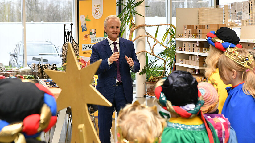 Matthias Kroth, kaufmännischer Geschäftsführer bei der GEPA, erinnerte in seiner Begrüßung im GEPA-Store an den Sternsinger-Film zum diesjährigen Motto.