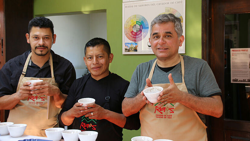 Im Kaffeelabor bei unserem Handelspartner RAOS in Honduras: Muster jeder Lieferung werden hier sorgfältig geprüft. Dabei sind exzellenter Geruchs- und Geschmackssinn gefragt. V.l.: RAOS-Kaffeeverkoster Elbin Ruiz, RAOS-Geschäftsführer Roberto René Gonzalez und  – zu Gast – GEPA-Einkaufsmanager Kleber Cruz-Garcia.