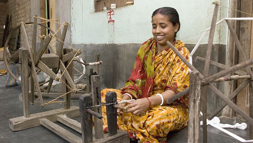 Mit der Organisation Sasha in Indien arbeiten wir bereits seit 1979 zusammen. Von ihnen beziehen wir handgemachte Accessoires wie zum Beispiel Schals & Tücher.