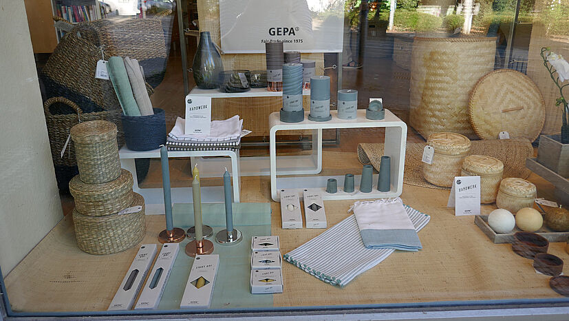 Schaufenster im Weltladen Mülheim mit GEPA-Wohnaccessoires