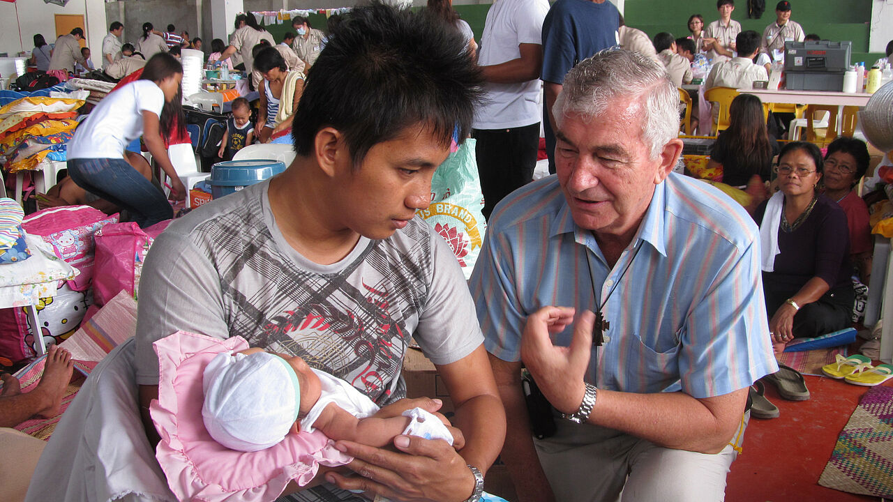 Shay Cullen im Gespräch mit einem jungen Vater nach Taifun Yolanda im Jahr 2013. Er bezeichnet die Philippinen als wunderschönes Land mit freundlichen und sanftmütigen Menschen. "Und das sind die Eigenschaften, die ich am meisten mag".