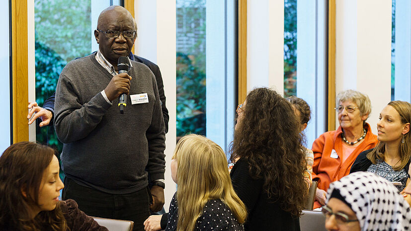 Unser Gast zur Fairen Woche und Betriebsleiter bei unserem Kaffeepartner ACPCU, Stanley Maniragaba, berichtete bei der Podiumsdiskussion zum Auftakt der diesjährigen Fairen Woche in Berlin, unter anderem von den Folgen des Klimawandels, mit denen die Kaffee-Kooperative ACPCU zu tun hat. 