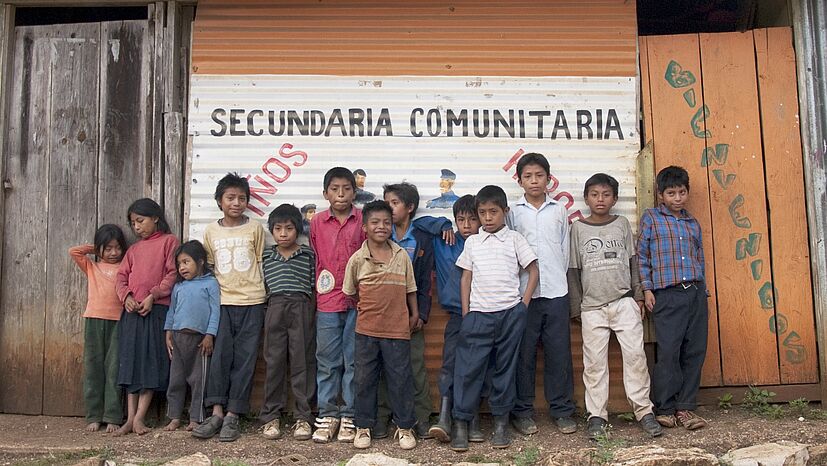 Die Kinder von Tierra Colorada vor der Sekundär-Schule.