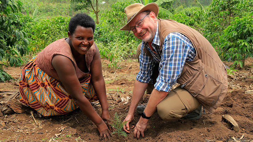 Kaffeebäuerin und Mitglied unseres Partners ACPCU Kamateka Edurayi zusammen mit GEPA-Geschäftsführer Peter Schaumberger - hier beim Start eines Baumpflanzprojekts in Uganda.