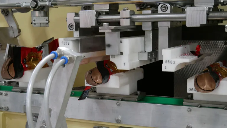 Einblick in eine Maschine, die Schokonikoläuse verpackt