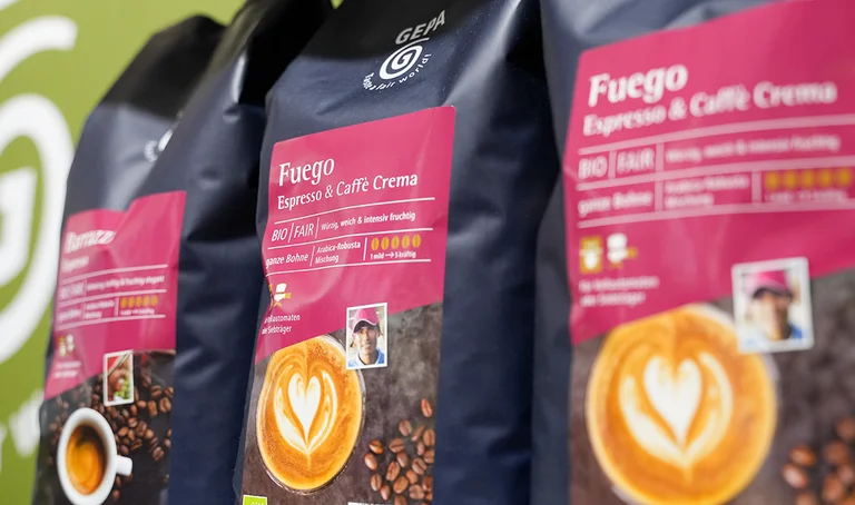 GEPA-Espresso "Fuego" Packungen im Regal.