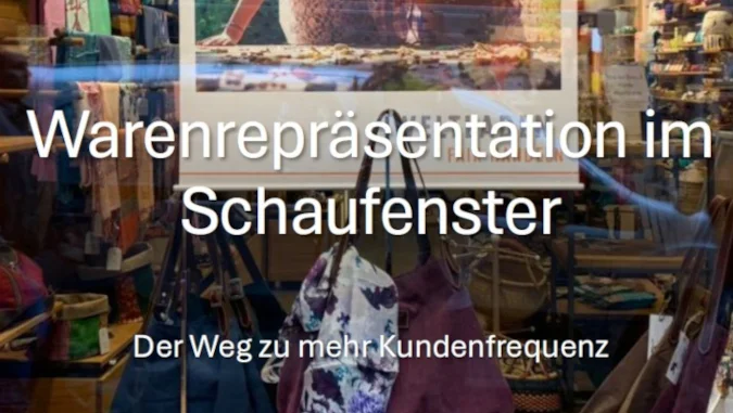 Blick in ein Schaufenster. Texteinblendung darüber: "Warenrepräsentation im Schaufenster. Der Weg zu mehr Kundenfrequenz"