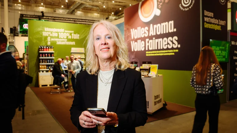 Portr&auml;t von GEPA-Pressesprecherin Barbara Schimmelpfennig, in der Hand hat sie ein Smartphone.