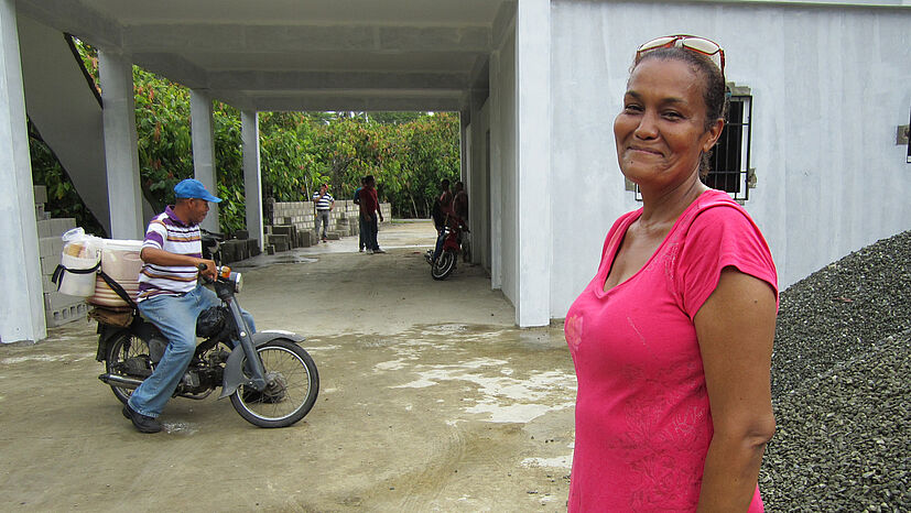 In Jaya soll ein zweistöckiges Aufkaufzentrum entstehen. U. a. Marisol Villar erklärt uns, was hier in Distrikt 4 auf der Baustelle los ist. Sie ist selbst Mitglied bei COOPROAGRO und besitzt 26 Tareas Land. also ca. 1,6 Hektar. Sie verwaltet aber insgesamt 12,5 Hektar, die ihrer Familie gehören.  