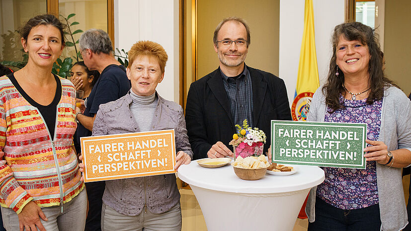 Auch Petra Pau, Vizepräsidentin des Deutschen Bundestages, war zu Gast bei der Eröffnung der Fairen Woche. V.l.n.r.: Claudia Brück (TransFair), Petra Pau, Christoph Albuschkat (Weltladen Dachverband e.V.), Andrea Fütterer (Leiterin GEPA-Abteilung Grundsatz und Politik)