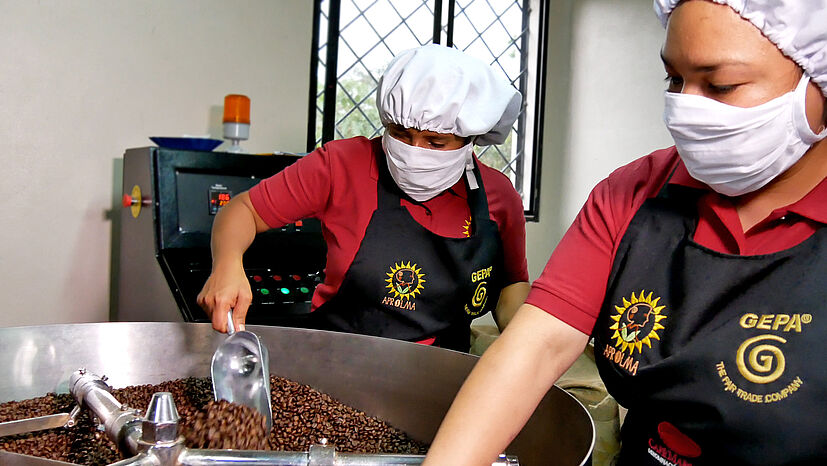 Der Rohkaffee wird in einer kleinen Rösterei in Marcala geröstet, die APROLMA von einem Verein bei Bedarf mietet. Auch dieser Kaffee ist – wie alle GEPA-Kaffees – langzeitgeröstet. Dabei wird der Kaffee 15 bis 20 Minuten schonend geröstet, sodass sich die Aromen voll entfalten können. Bei dieser klassischen Methode wird die Trommel von außen erhitzt und die Bohnen werden unter ständiger Bewegung schonend geröstet.  Die frisch ausgebildeten Röstmeisterinnen von APROLMA begleiten den Röstvorgang und kontrollieren die Qualität.