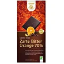Eine Tafel GEPA-Schokolade "Zarte Bitter Orange 70 %" vor weißem Hintergrund
