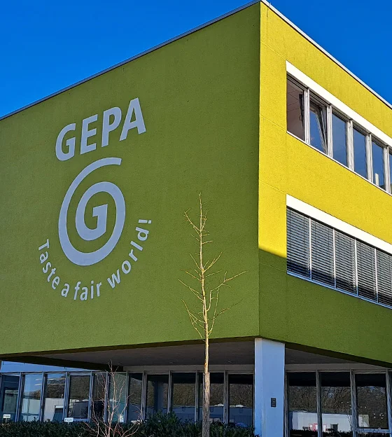 GEPA-Gebäude von außen, in groß das GEPA-Logo darauf zu sehen