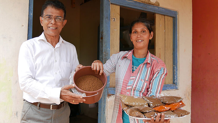 Bernard Ranaweera, Präsident der Kleinbauernorganisation SOFA mit Sumithra Ranosinghe, die Bio-Tee und -Gewürze anbaut.
