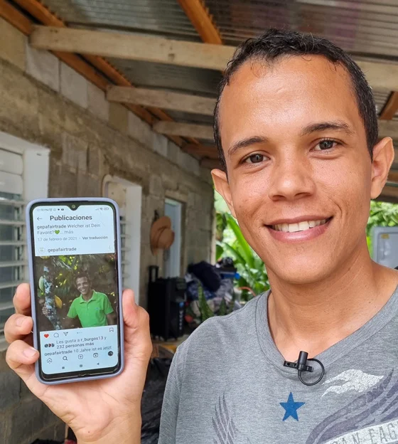 Junger Mann mit Smartphone in der Hand, das wiederum ihn auf Instagram zeigt.