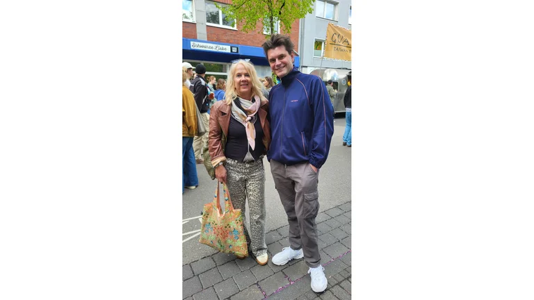 Lutz van der Horst und Barbara Schimmelpfennig schauen in die Kamera. 