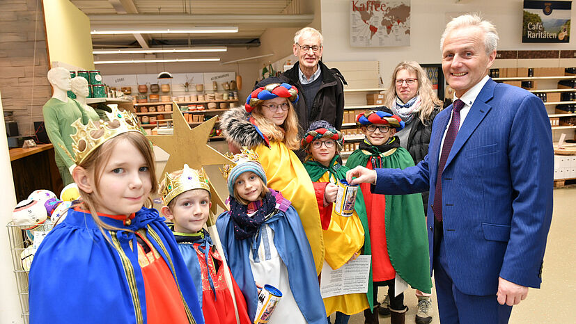 GEPA-Geschäftsführer Matthias Kroth unterstützt das diesjährige Motto im Namen der GEPA. Da weltweit noch immer viele Kinder benachteiligt werden, ist es wichtig und richtig, dass Kinder für Kinder von Haus zu Haus ziehen und Geld sammeln, damit irgendwann alle genauso selbstbewusst und geborgen leben können wie Kinder hier.