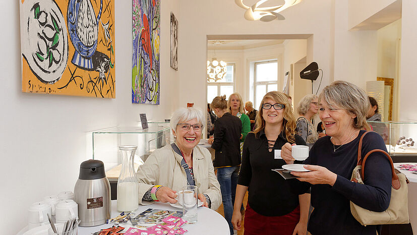 Zur Bergrüßung gab es für die Gäste fair gehandelten GEPA-Kaffee.