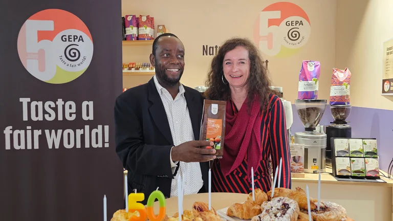 Josephat K. Sylvand von KCU (GEPA-Kaffee-Handelspartner) und Franziska Bringe (GEPA-Einkaufsmanagerin Kaffee) am GEPA-Stand auf der BIOFACH 2025 