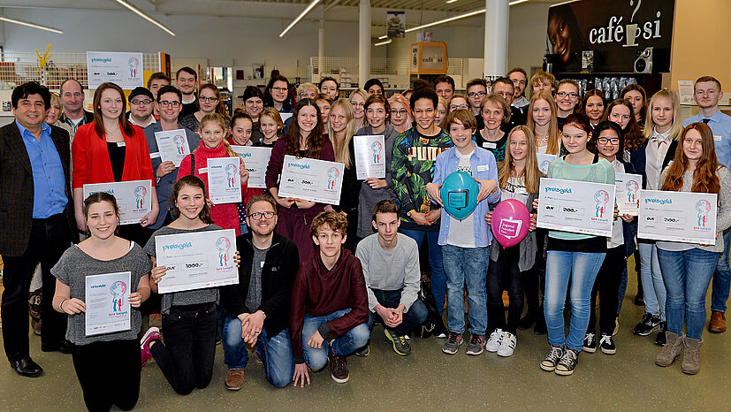 Alle Gewinner des Jugend und Schulwettbewerbs „fairknüpft“ mit GEPA-Botschafterin Celia Šašic im Regionalen Fair Handelszentrum.