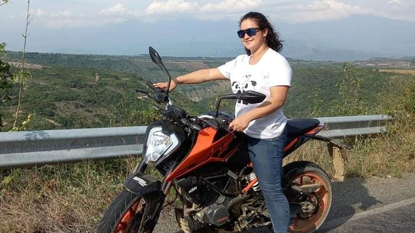 Leticia Vilchez auf ihrem Motorrad.