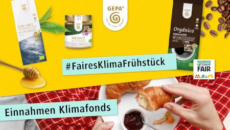 Gestaltetes Motiv mit GEPA-Produkten wie Kaffee, Honig und Tee vor gelbem Hintergrund sowie eine Hand, die ein Croissant mit Marmelade h&auml;lt. Es sind die Texte "#FairesKlimaFr&uuml;hst&uuml;ck" und "Einnahmen Klimafonds" dar&uuml;bergelegt.