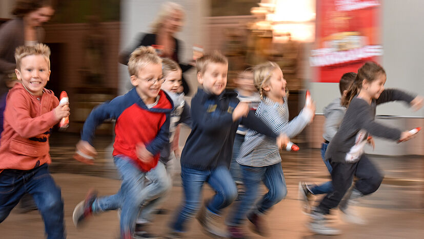 Auf die Plätze fertig los: Kinder der Kindertagesstätte St. Foillan in der Aachener City-Kirche St. Nikolaus.