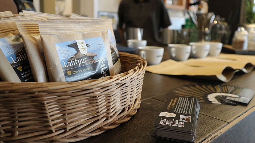 Natürlich konnten sich die Besucherinnen und Besucher auch gleich eine GEPA-Kaffeeprobe mitnehmen: Diese gibt’s jetzt zur Fairen Woche auch in vielen Weltläden.