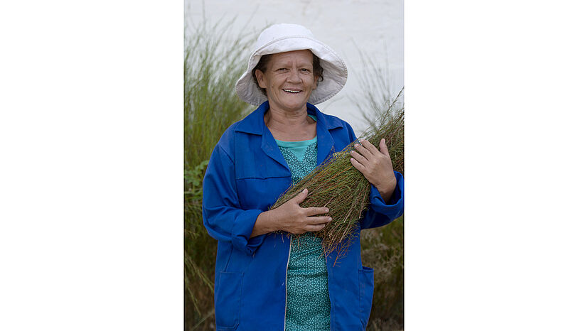Margie Farao profitiert davon, dass die Kooperative WORC ihren Tee ausschließlich an den Fairen Handel verkauft. „Dadurch erhalten wir ungefähr zehnmal so viel für unsere Ernte, wie wenn wir an den Tee an die Mittelsmänner gäben“, so die 53-Jährige.