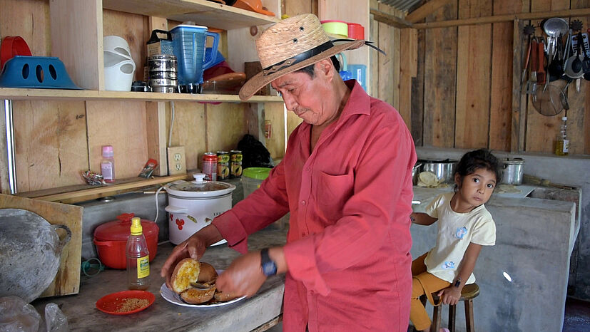 Santiago Camposeco von der Imkergenossenschaft Guaya'b in Guatemala kann seiner Familie durch den Fairen Handel ein besseres Leben bieten. Doch von der Wabe bis auf den Frühstückstisch muss der Honig einen weiten Weg gehen ... | Foto: GEPA – The Fair Trade Company / Nova TV Guatemala