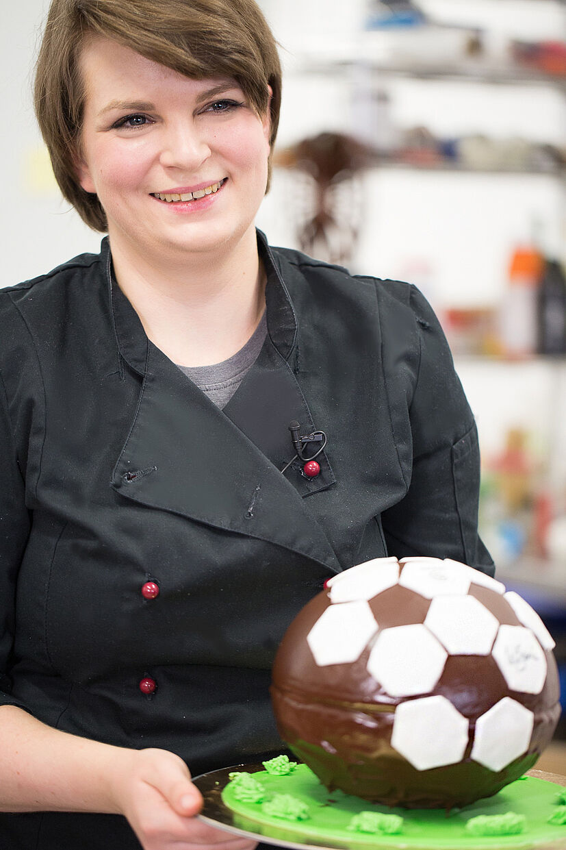 Konditormeisterin Julia Bottler und Inhaberin der Wuppertaler „la petite confiserie“. Das Rezept für die Fußballtorte und die Cake Pops stammen von ihr – und natürlich die vielen Profi-Backtipps.