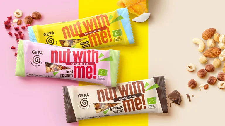 Die drei neuen GEPA-Nussriegel in poppig-bunten Verpackungen.