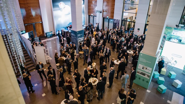 Bild von schr&auml;g oben auf die G&auml;ste und Preistr&auml;ger*innen. 