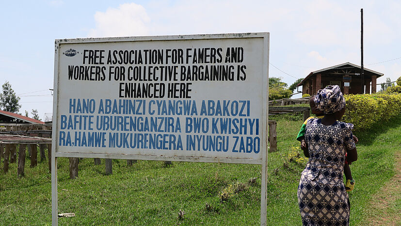 Schild am Eingang der Kaffeekooperative KOPAKAMA: „Hier wird die Vereinigungsfreiheit von Bäuer*innen und Arbeiter*innen für Tarifverhandlungen gestärkt.”