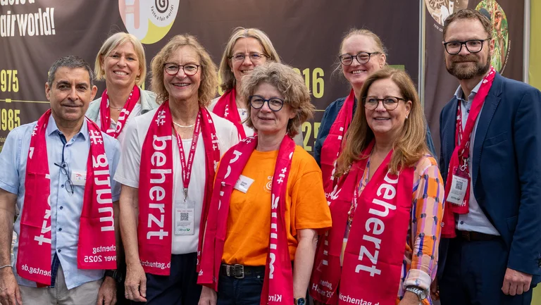GEPA-Team und Fundraising-Team vom DEKT vereint auf einem Foto: vordere Reihe v.l. Jos&eacute; Garc&iacute;a (Au&szlig;endienst AHS), Cosima Nordmeyer, (Referentin Fundraising Stiftungen & Sponsoren, Deutscher Evangelischer Kirchentag), Christine Weiner (Beraterin Vertrieb Weltl&auml;den & Weltl&auml;dengruppen), Silke Bodora (GEPA-Teamleitung Trademarketing), Mario Zei&szlig;ig (Leitung Kommunikation, Deutscher Evangelischer Kirchentag) Hintere Reihe v.l.: Petra M&uuml;nchmeyer (AHS-Vertriebsleiterin), Stefanie Neu (Referentin Fundraising, Deutscher Evangelischer Kirchentag), Britta We&szlig;ling (Abteilungsleitung Fundraising, Deutscher Evangelischer Kirchentag)