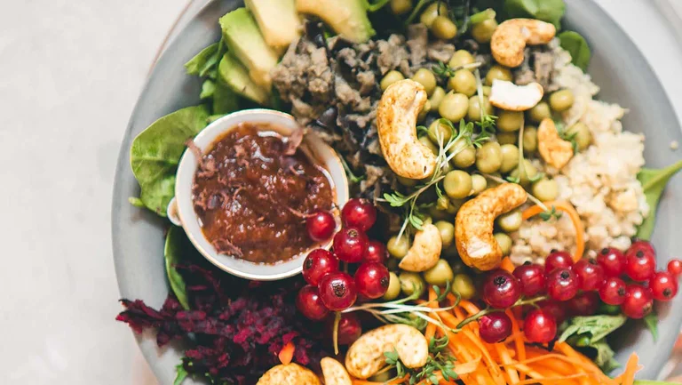 Bunte Gemüse-Bowl in einer Schüssel von oben mit Essstäbchen daneben