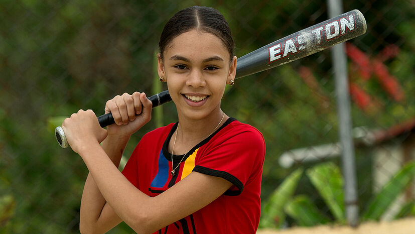 Adriana freut sich besonders über den Sportplatz der Schule, in den Gelder der GEPA geflossen sind. | Foto: GEPA - The Fair Trade Company / C. Nusch