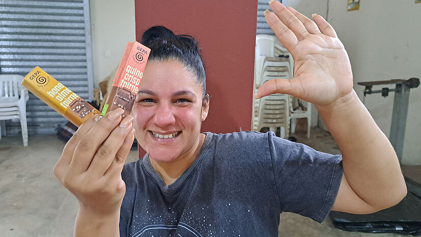 Auch Rosa María Burgos ist begeistert von den neuen GEPA-Schokoriegeln. Bei COOPROAGRO ist sie für die Sammelstelle/Aufkaufstelle in Jaya zuständig.