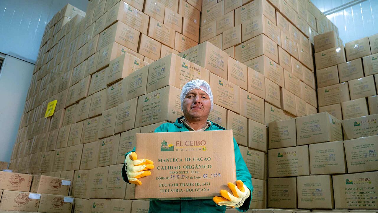 Von der Kooperative El Ceibo in Bolivien kauft die GEPA nicht nur Rohkakao, sondern auch Kakaobutter. Durch diese Weiterverarbeitung bleibt mehr Wertschöpfung im Land – und die Familien der Mitglieder haben Mehreinnahmen. 