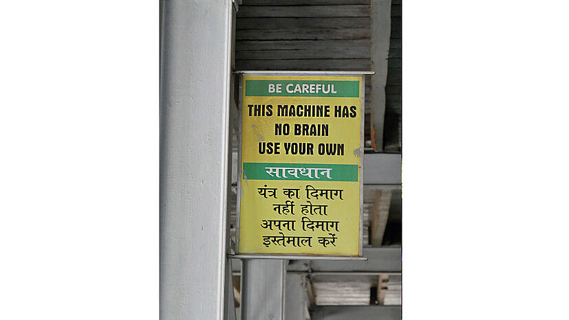 Wahre Worte – gesehen in der Teeverarbeitungsanlage in Putharjhora. 