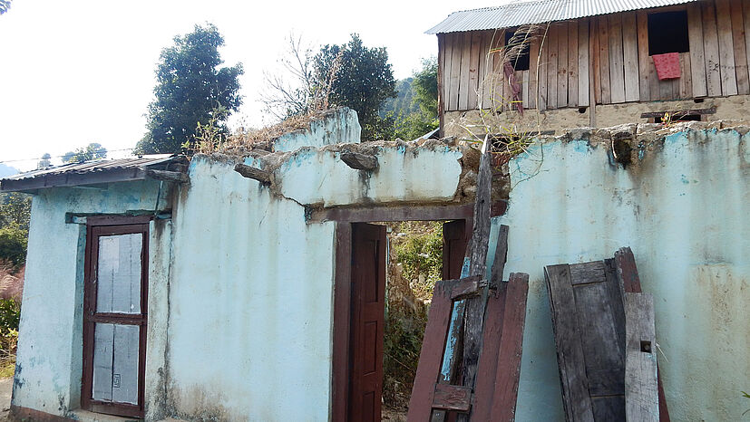 Fast kein Gebäude in Thuladurlung konnte dem Erdbeben standhalten – auch vor unserer Unterkunft sehen wir ein zerstörtes Haus.