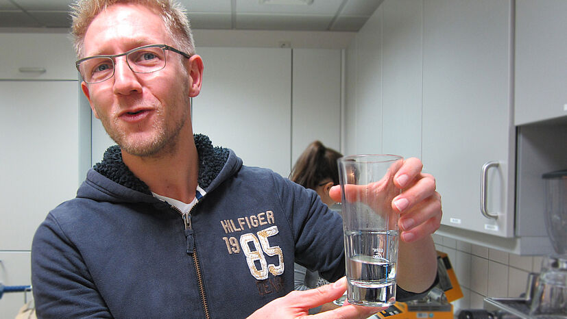 Glas anwärmen und ein bisschen heißes Wasser hineinfüllen – warum weiß GEPA-Kaffee-Sortimentsmanager Tobias Mehrländer…