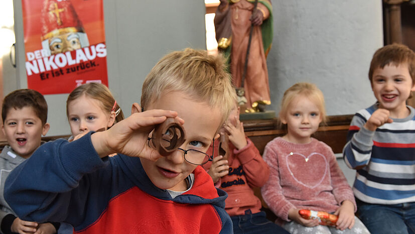 Beliebt und vielfältig einsetzbar: Die leckere Hohlfigur aus Bio-Schokolade der GEPA kam super bei den Kindern der Kindertagesstätte St. Foillan an.